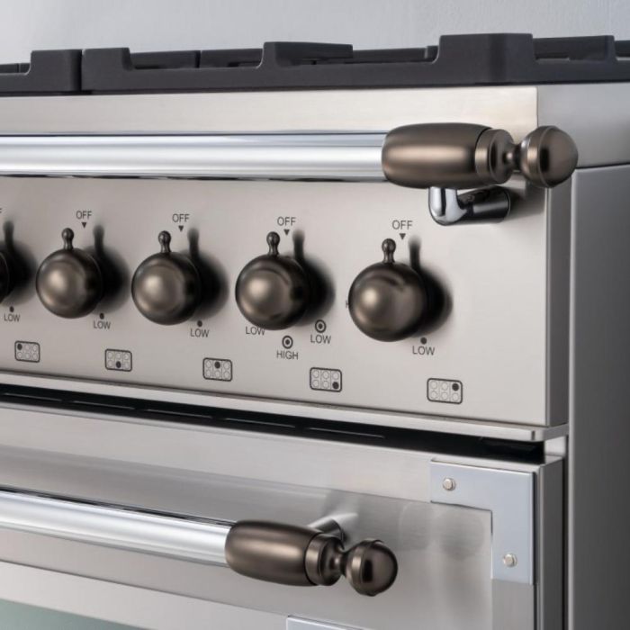 Ensemble décoratif en nickel noir pour cuisinière et hotte Bertazzoni DSHERTKHSB en Noir présenté par Corbeil Electroménager