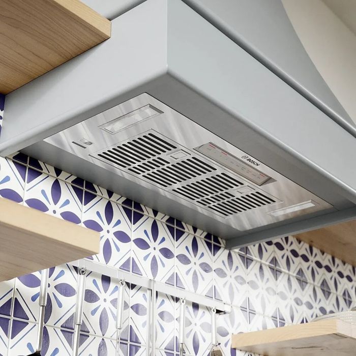 Hotte Sous armoires 27 Po. 300 Pieds cubes par minute Bosch HUI30253UC Inox Installation Encastrable  300 pieds cubes par minute