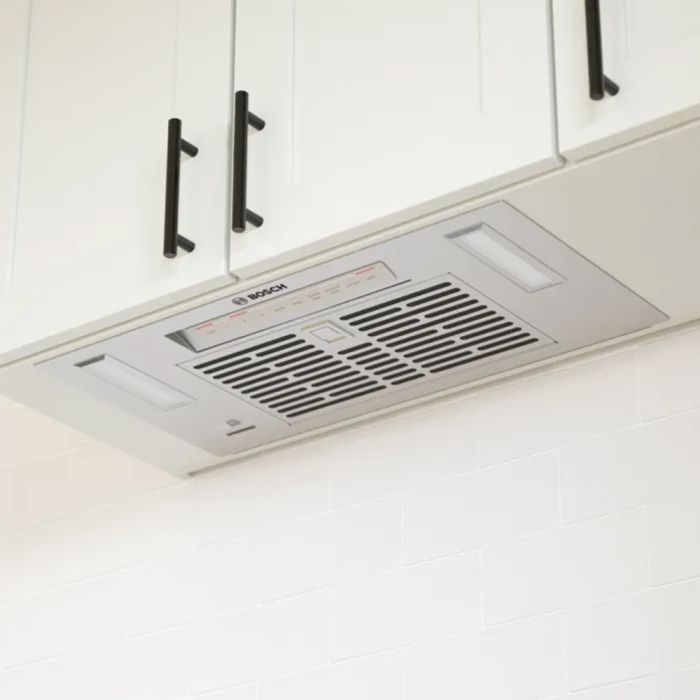 Hotte Sous armoires 21 Po. 300 Pieds cubes par minute Bosch HUI34253UC Inox Installation Encastrable  300 pieds cubes par minute