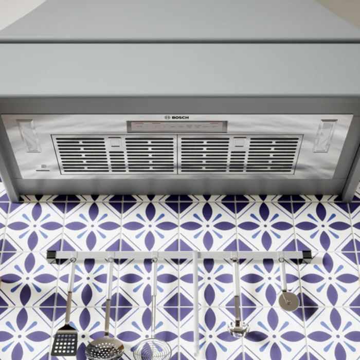 Hotte Sous armoires 33 Po. 300 Pieds cubes par minute Bosch HUI36253UC Inox Installation Encastrable  300 pieds cubes par minute