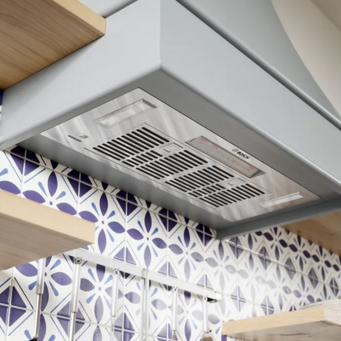 Hotte Sous armoires 27 Po. 600 Pieds cubes par minute Bosch HUI80553UC Inox Installation Encastrable  600 pieds cubes par minute