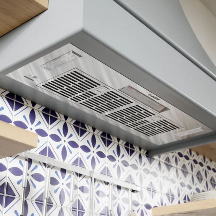 Hotte Sous armoires 33 Po. 600 Pieds cubes par minute Bosch HUI86553UC Inox Installation Encastrable  600 pieds cubes par minute