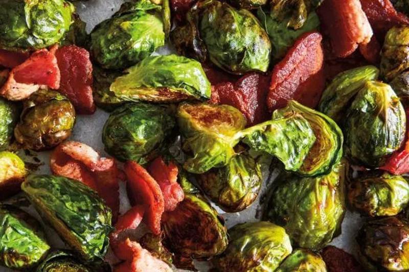 Les choux de Bruxelles deviennent irrésistibles grâce à la cuisson vapeur combinée et la touche croustillante du bacon.