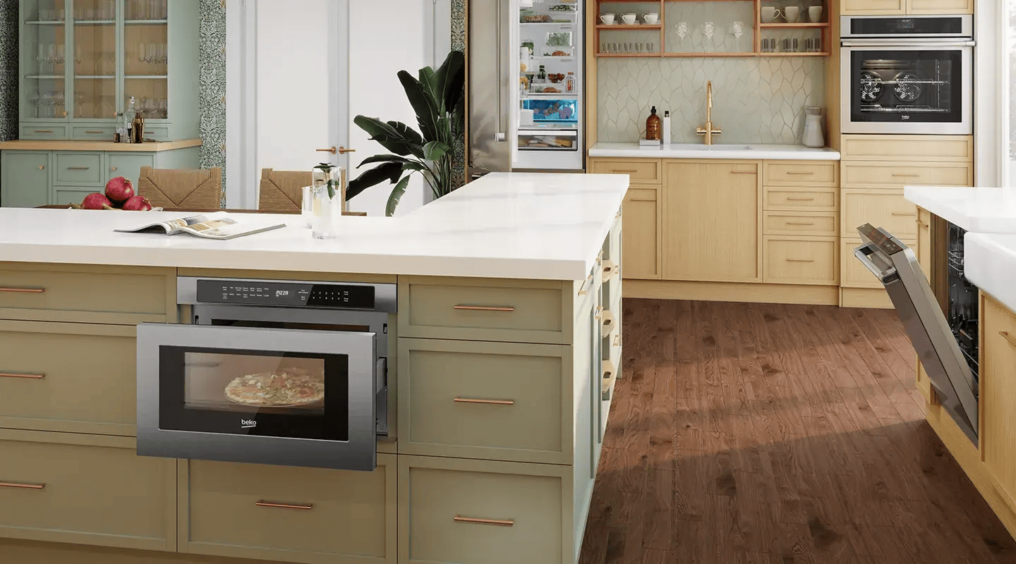 Cuisine intégrée équipée d'électroménagers Beko : four mural, réfrigérateur, lave-vaisselle et micro-ondes tiroir